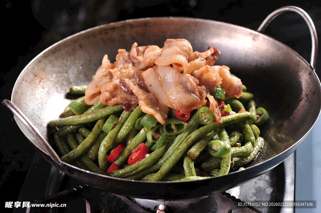 锅中豆角炒五花肉