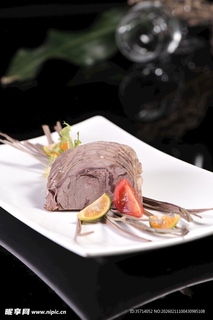 精致摆盘的美味牛肉