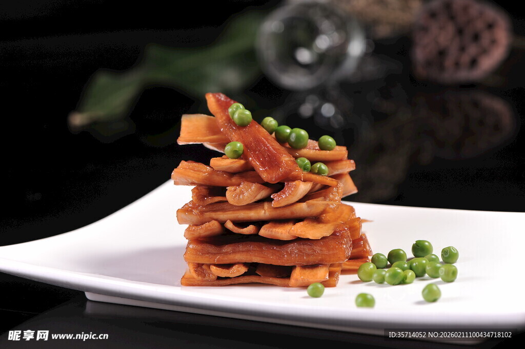 萝卜 点缀翠绿豌豆