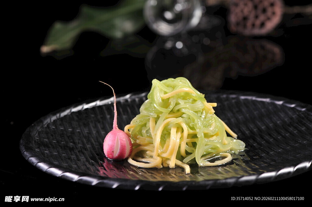精致绿色意面料理摆盘
