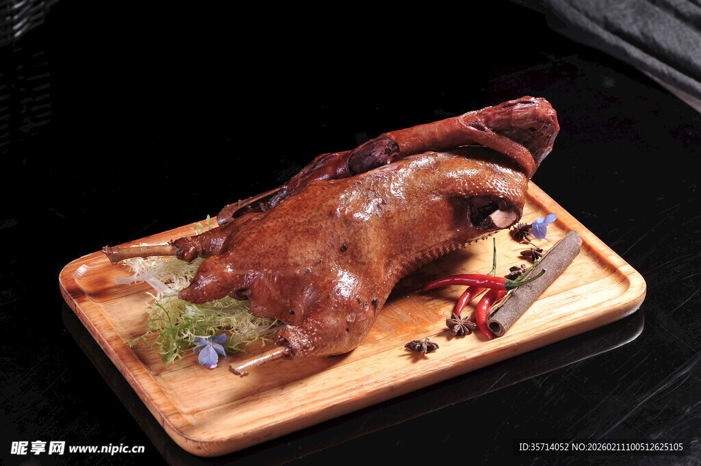 美味烤鸭摆盘精致