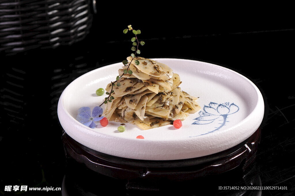 精致摆盘的笋片