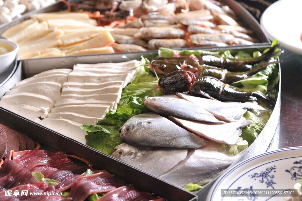 丰富多样的火锅食材拼盘