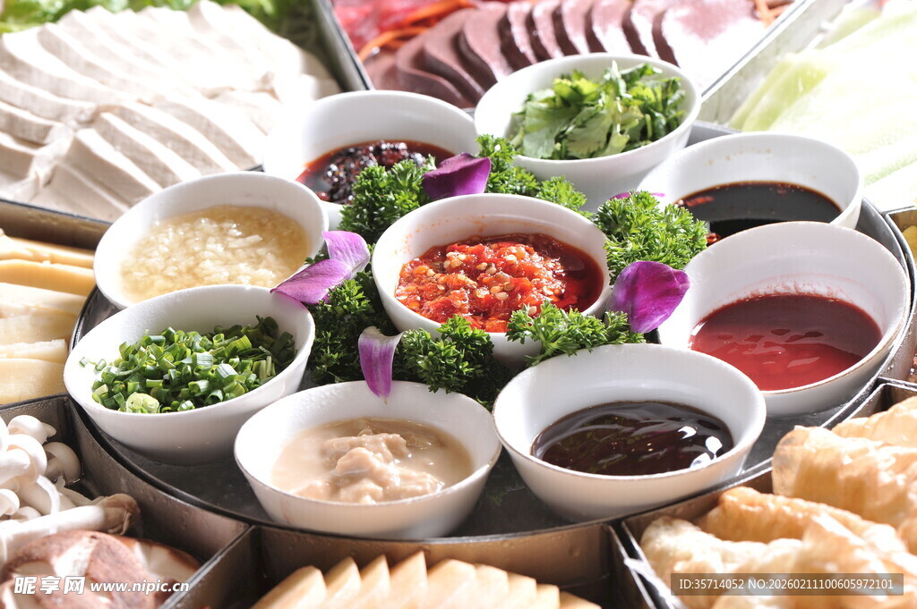 多样蘸料与配菜组合