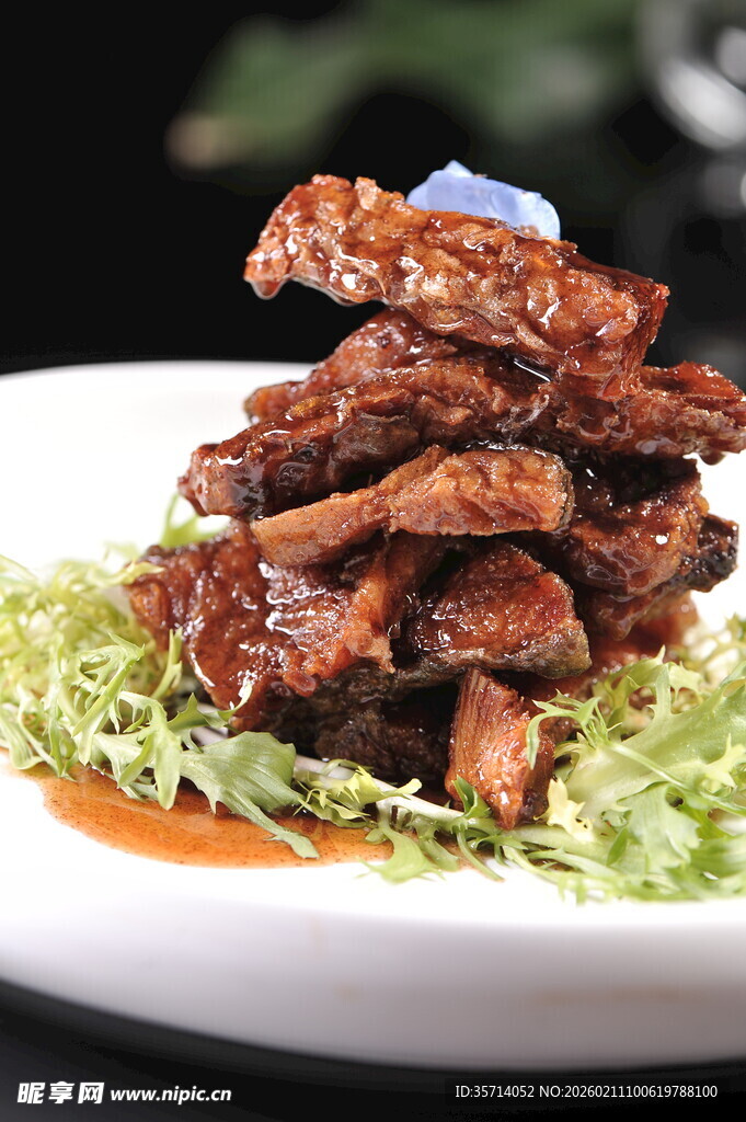 美味爆鱼摆于生菜上