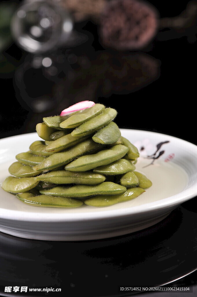 一盘翠绿诱人的腌渍豆角