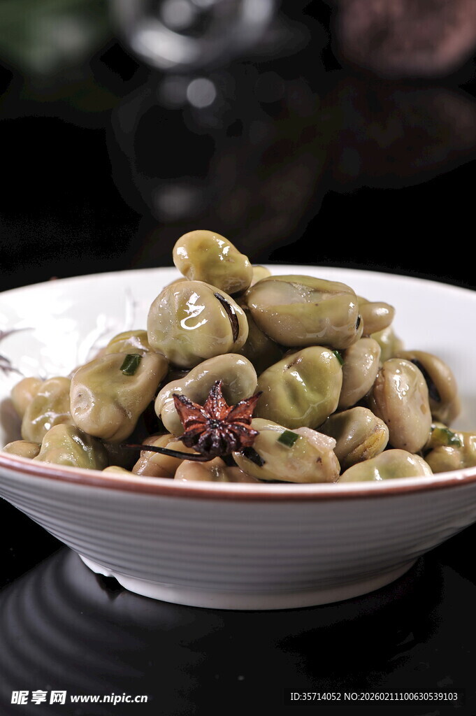 碗中美味蚕豆点缀香料