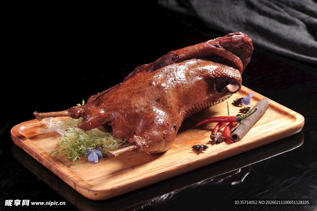 美味烤鸭摆于木盘之上