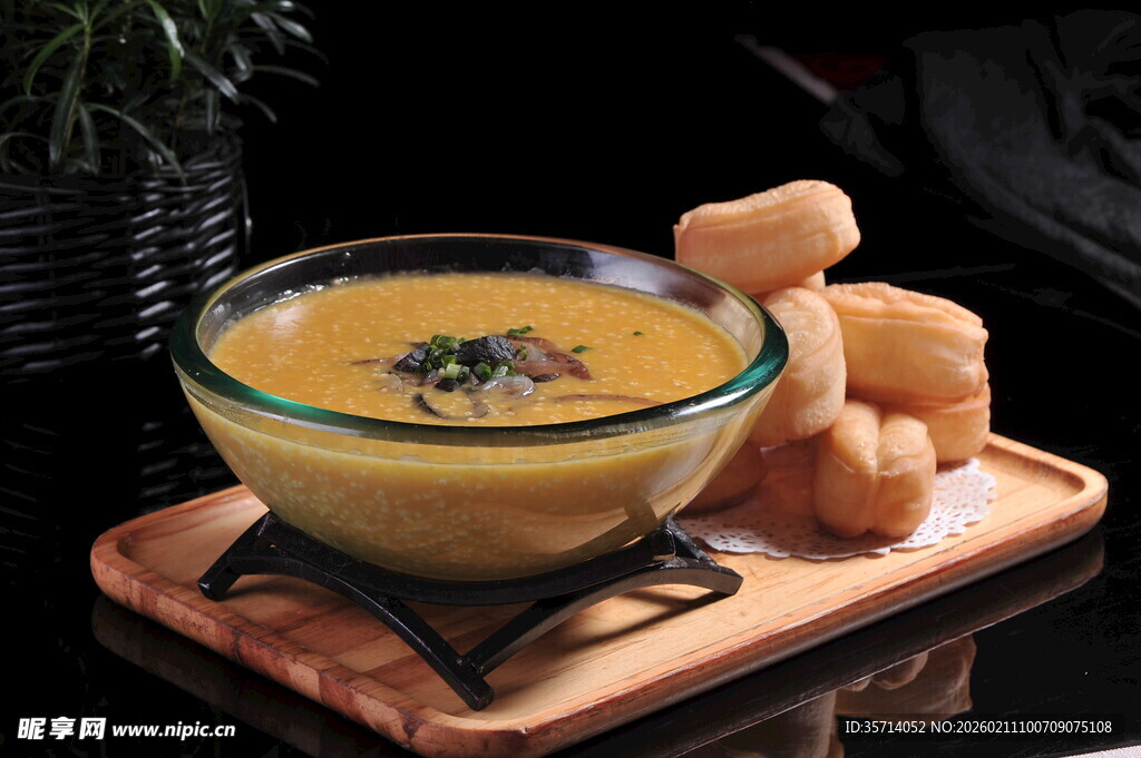 美味南瓜浓汤配香脆面包