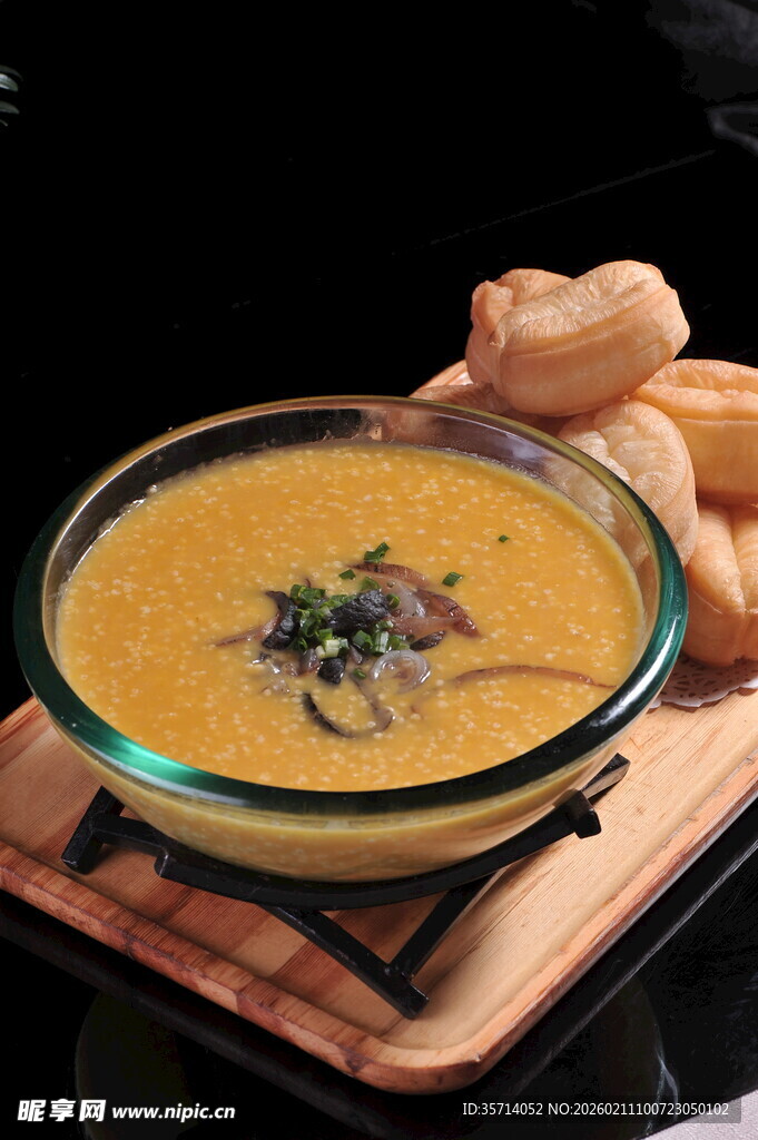 美味南瓜汤配香脆面包