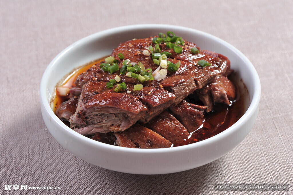 红烧鸭肉碗中盛