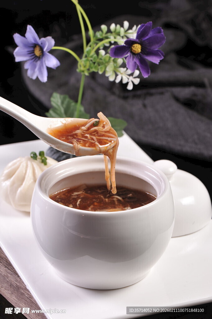 美味汤品搭配精致点心