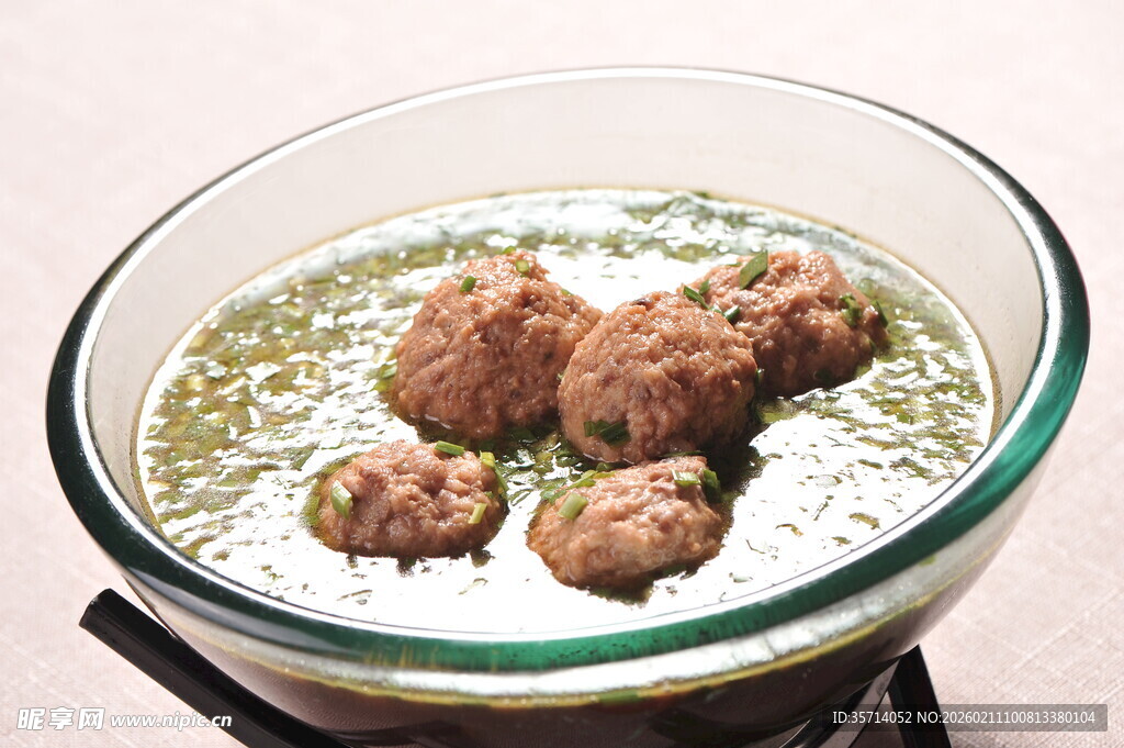 玻璃碗中的美味肉丸汤