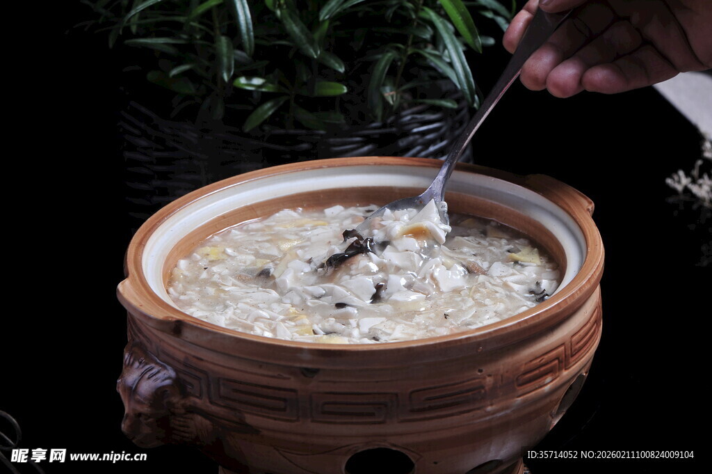 砂锅美食正被浇淋汤汁