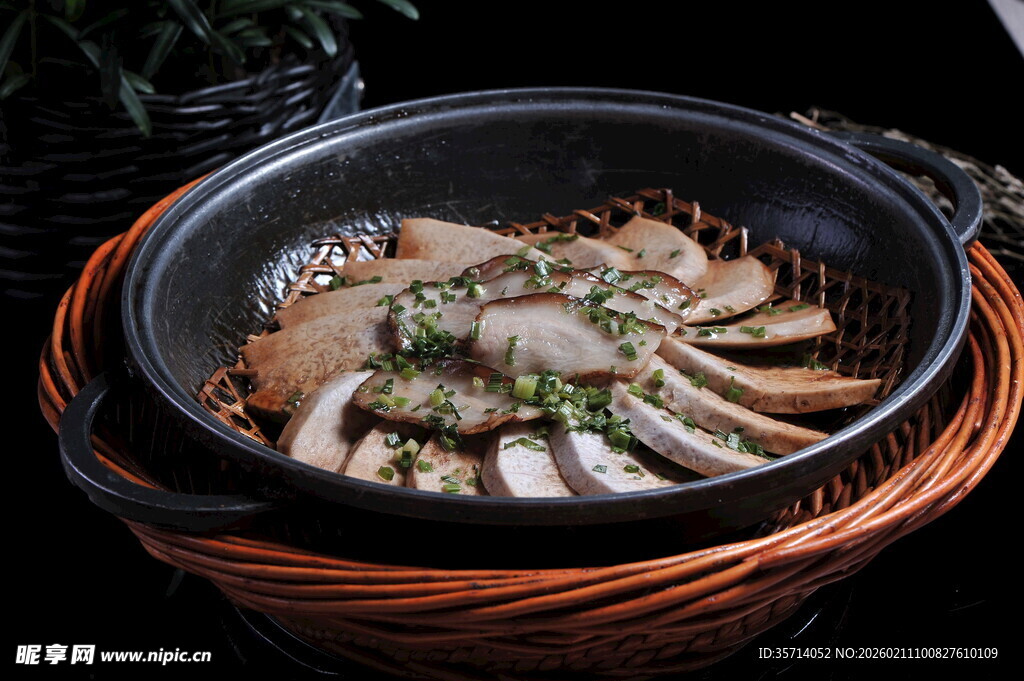 竹篮中美味的香芋火锅