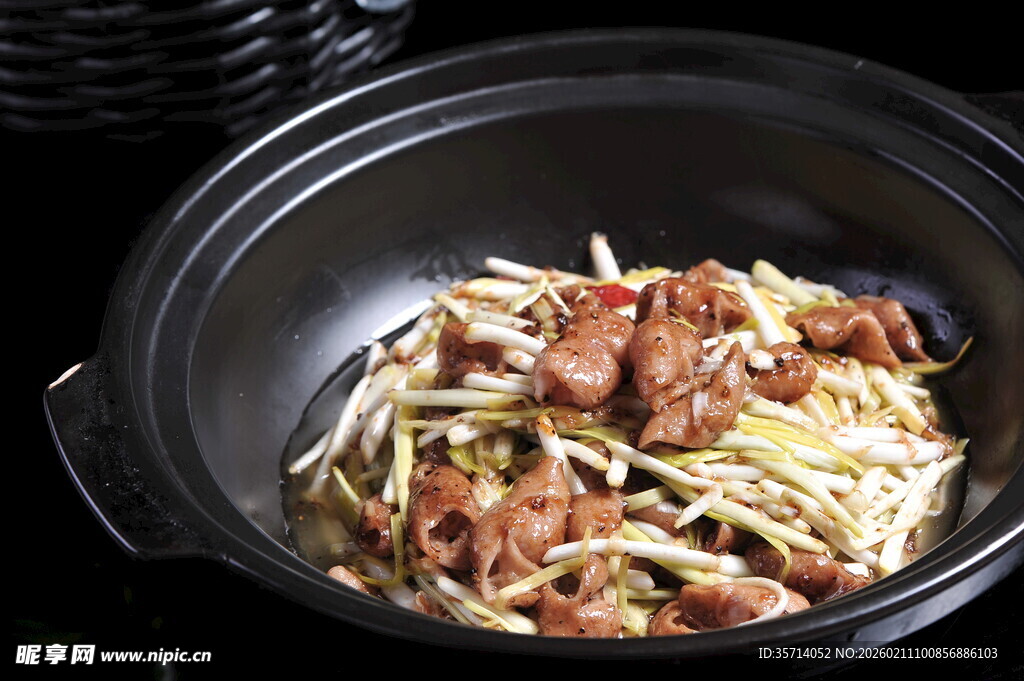 砂锅中的豆芽炒肉