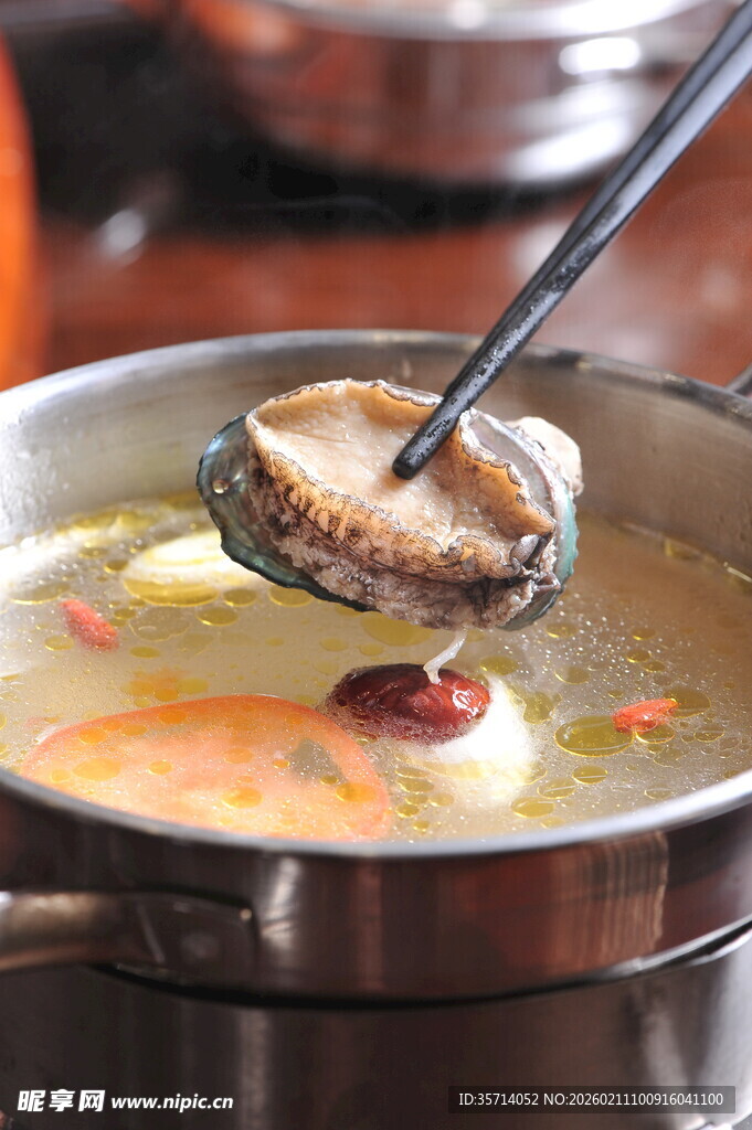 锅中涮煮的美味鲍鱼