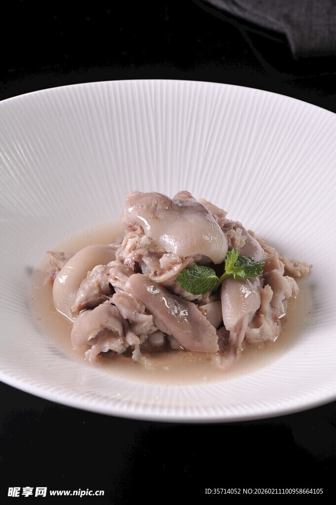 白盘上的鲜嫩炖猪手