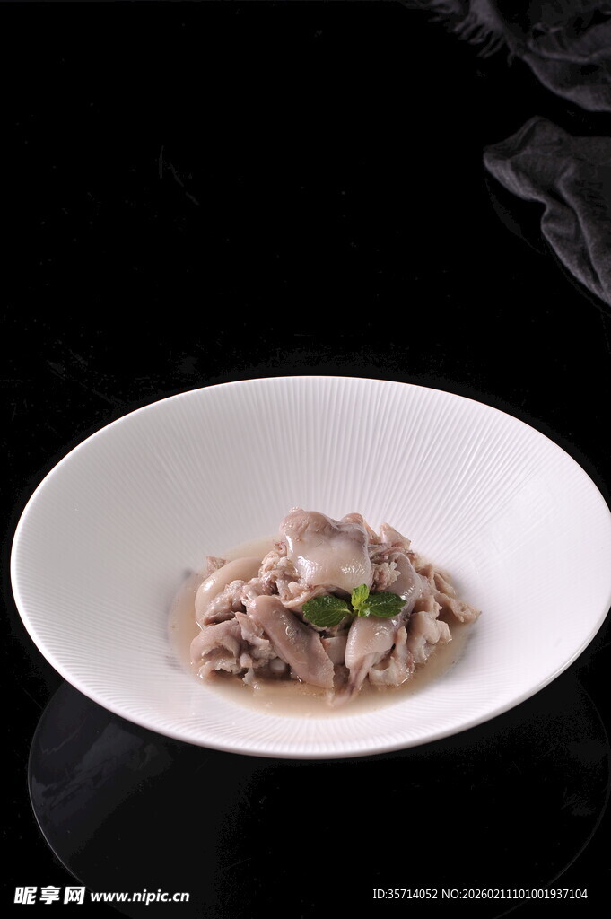 精致盘中的猪手料理