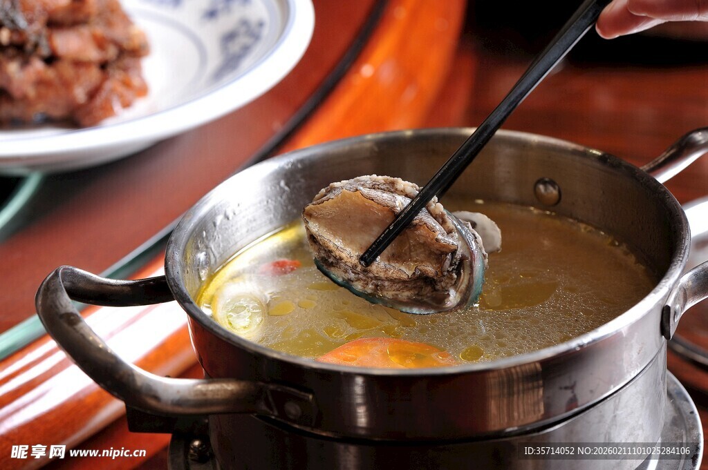 热气腾腾鲍鱼的美味铜锅涮肉
