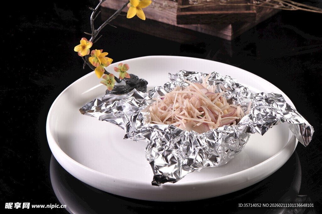 银箔装饰盘中的独特食材