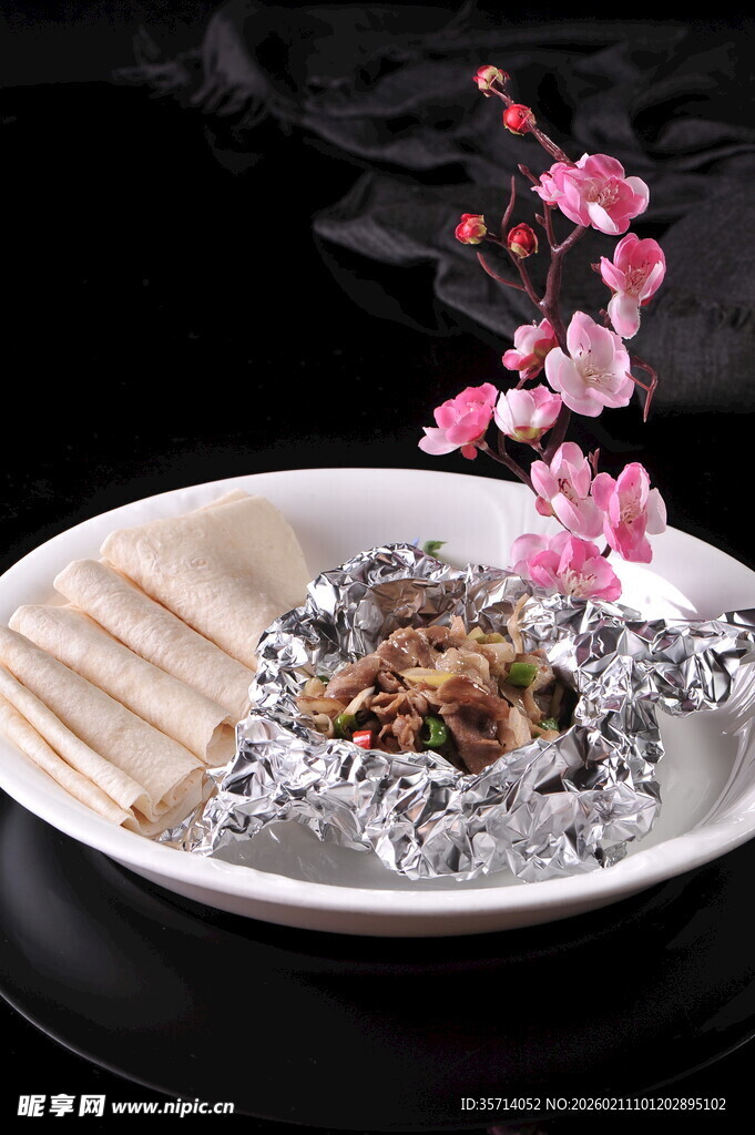 锡纸包裹的特色美味菜肴