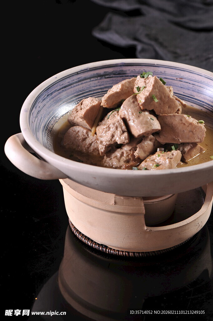 砂锅炖煮的豆腐