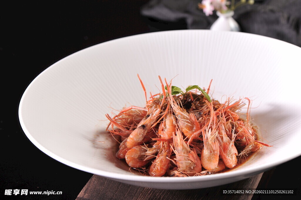 白盘内的美味香酥小虾