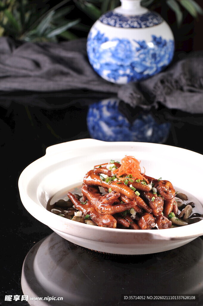 美味中式风爪肴摆放在盘