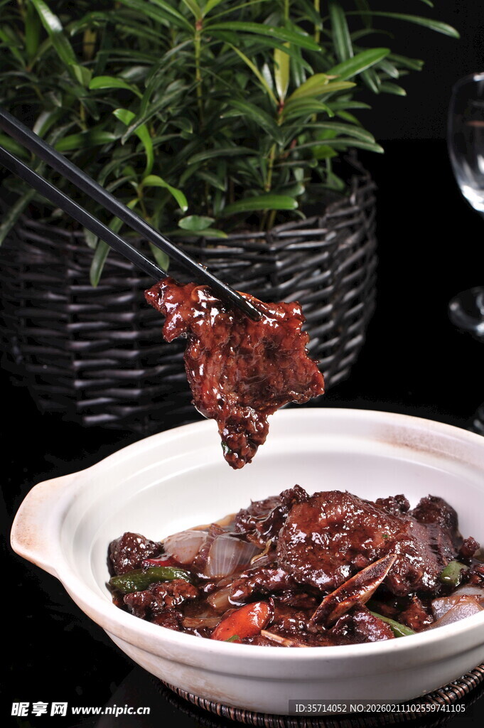 美味红烧牛肉筷子夹起