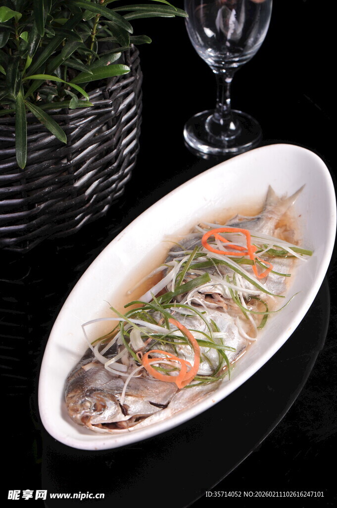 清蒸鲜鱼配葱丝姜丝