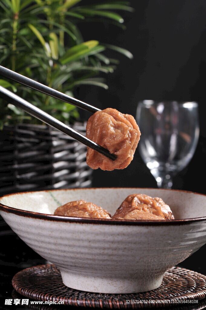 筷子夹起美味面筋