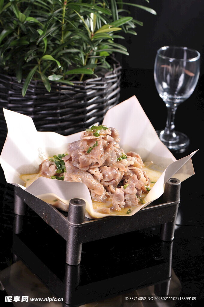 精致摆盘的美味肥牛