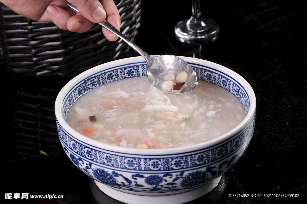 青花瓷碗中的美味养生粥