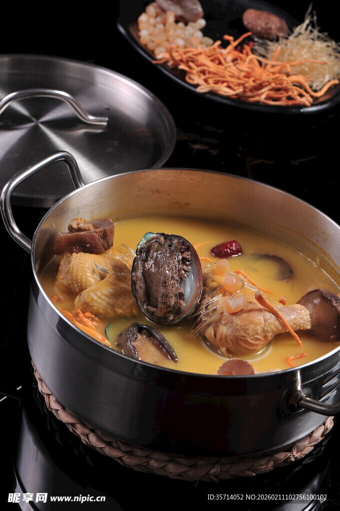 美味海鲜火锅诱人呈现