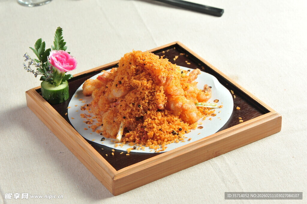 美味肉松摆放在精致盘中