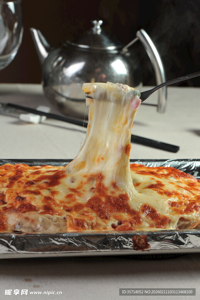 拉丝芝士披萨诱人瞬间