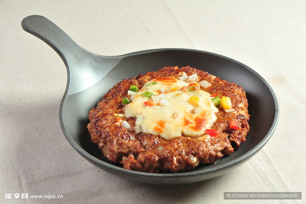 铸铁锅中的美味芝士肉饼