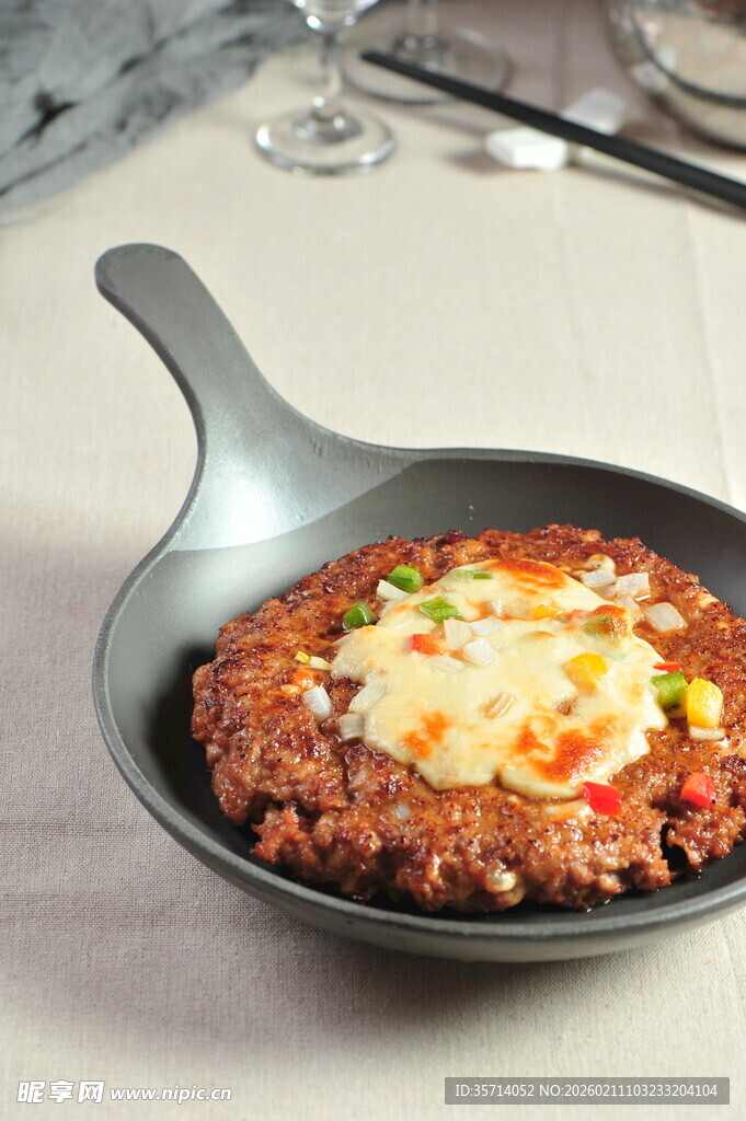 铸铁锅中的美味芝士肉饼