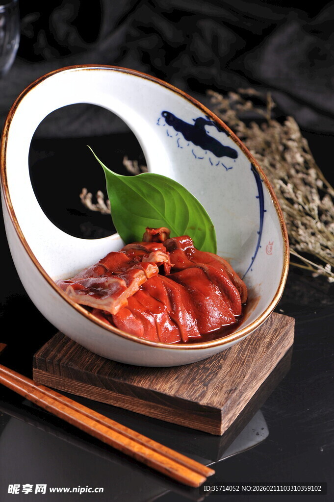 美味红烧猪肚配精致餐具