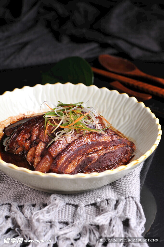 美味切片酱肉摆于盘中