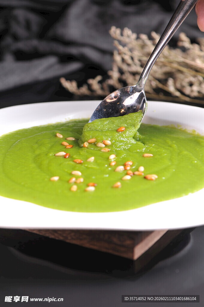 绿色豌豆浓汤  点缀谷物