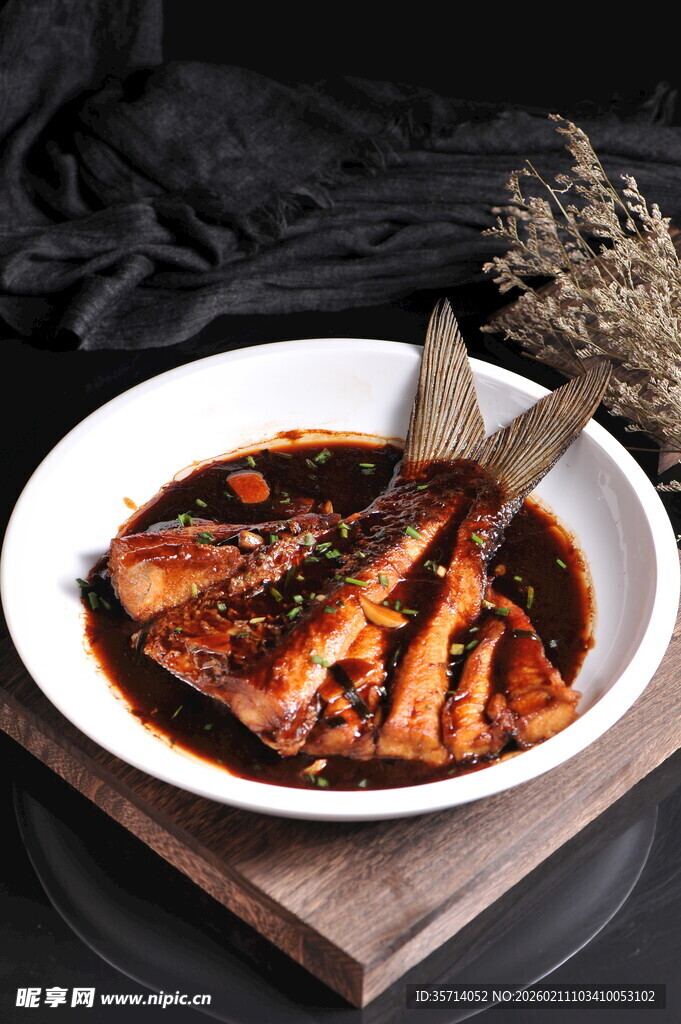 红烧鱼摆放在盘中