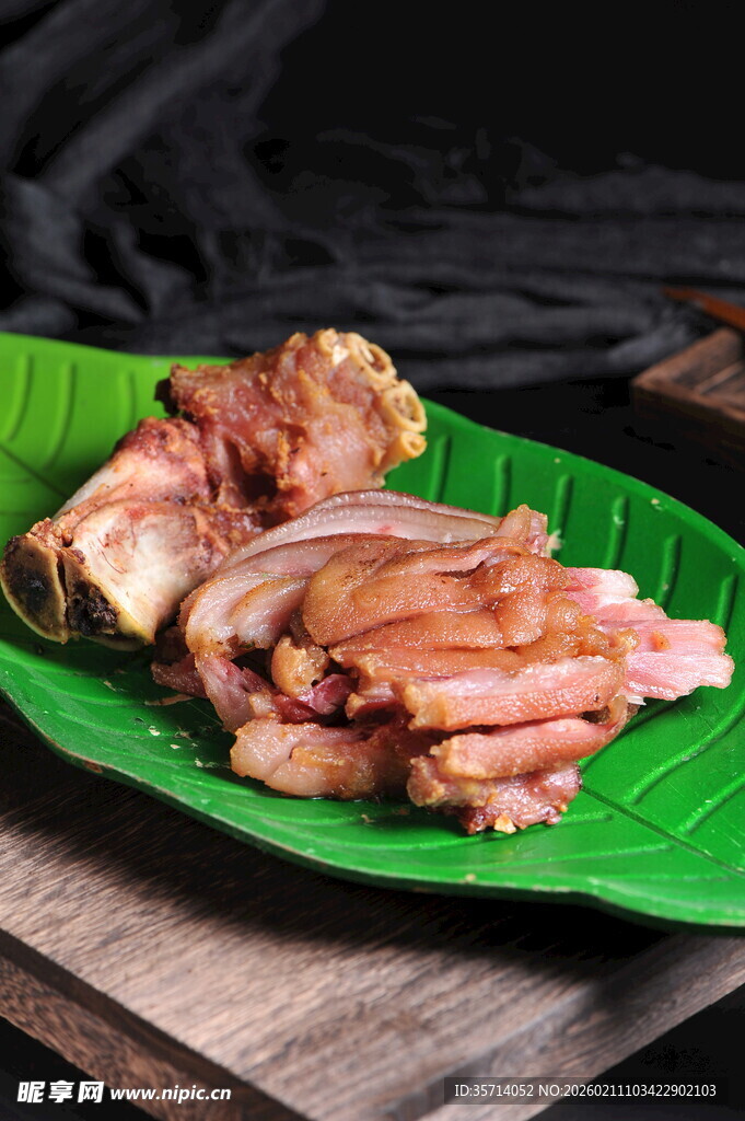 绿叶盘上的美味卤味猪蹄