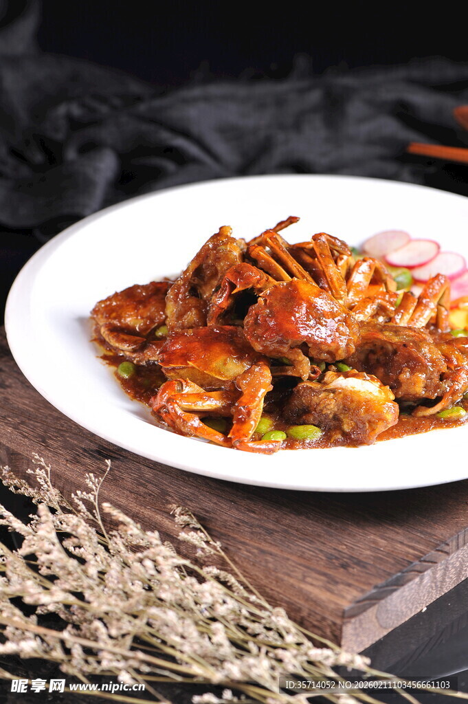 美味蟹摆于盘中