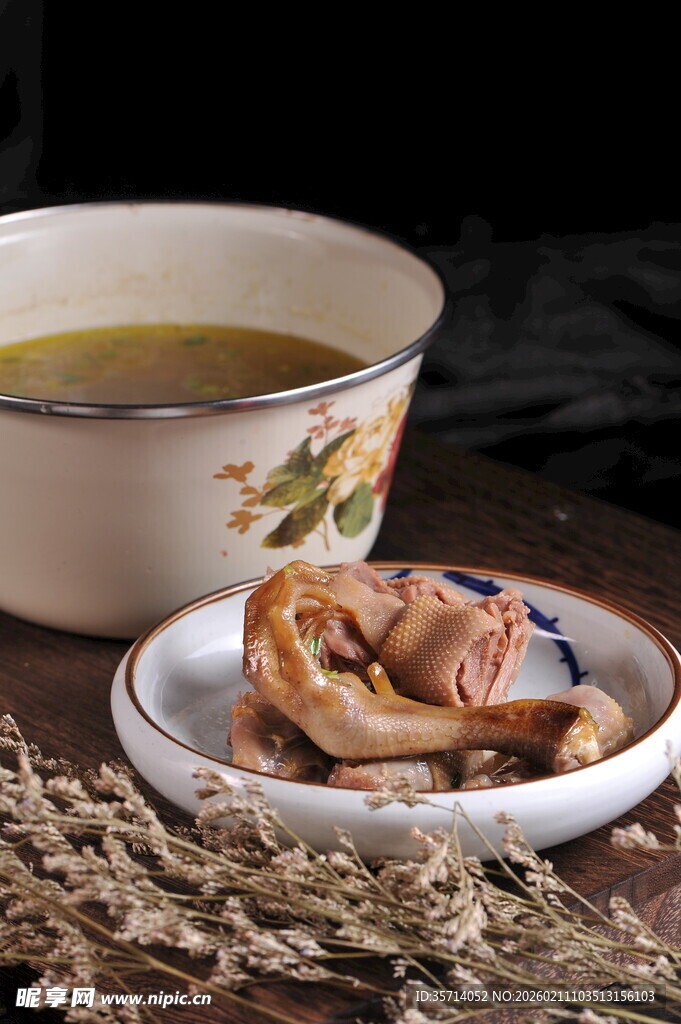 滋补鸭靓汤与卤味美食