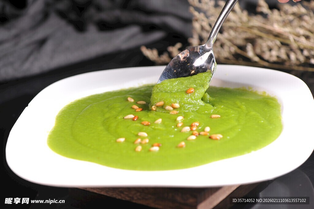 绿色豌豆泥配坚果点缀