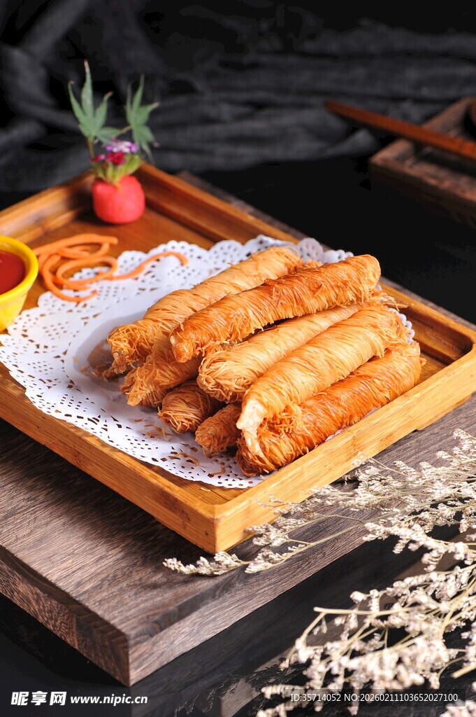 香酥炸物摆于木盘待品尝