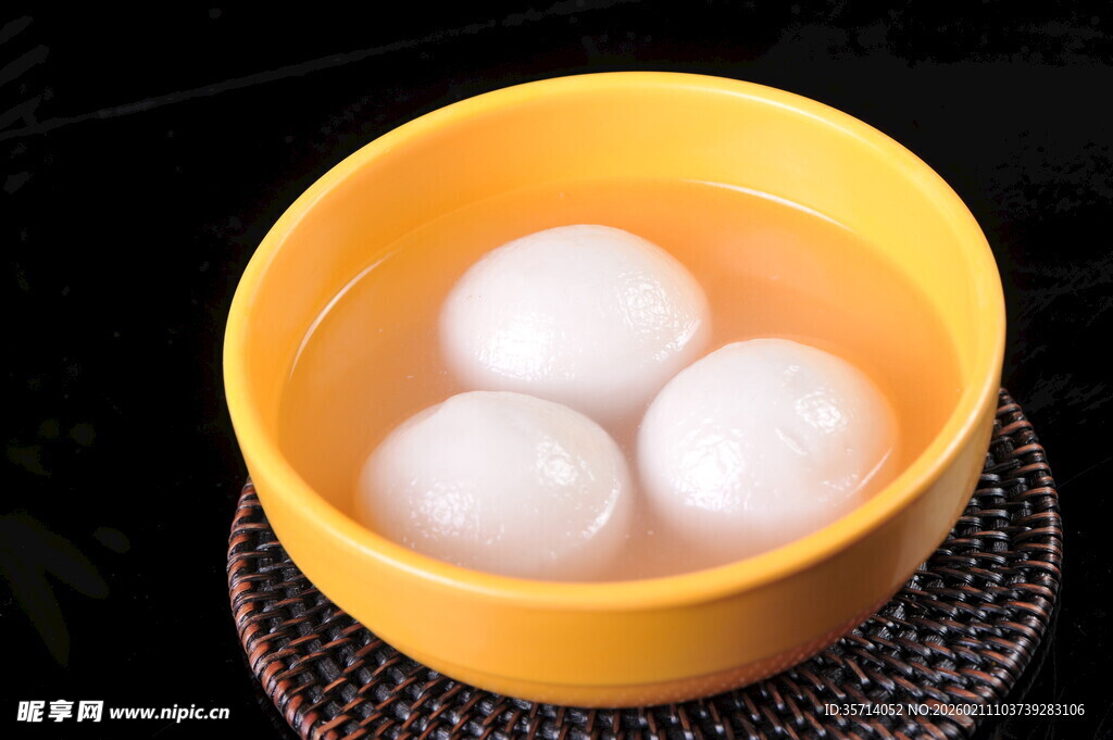 黄碗盛三颗圆润白汤圆