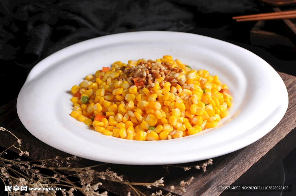 美味松仁玉米摆于盘中